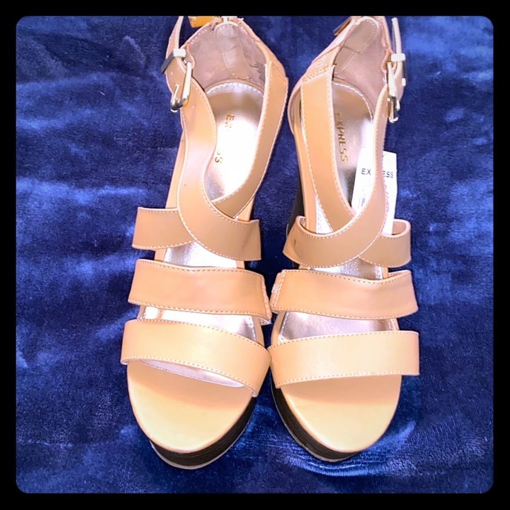 🌸NWT EXPRESS wedges